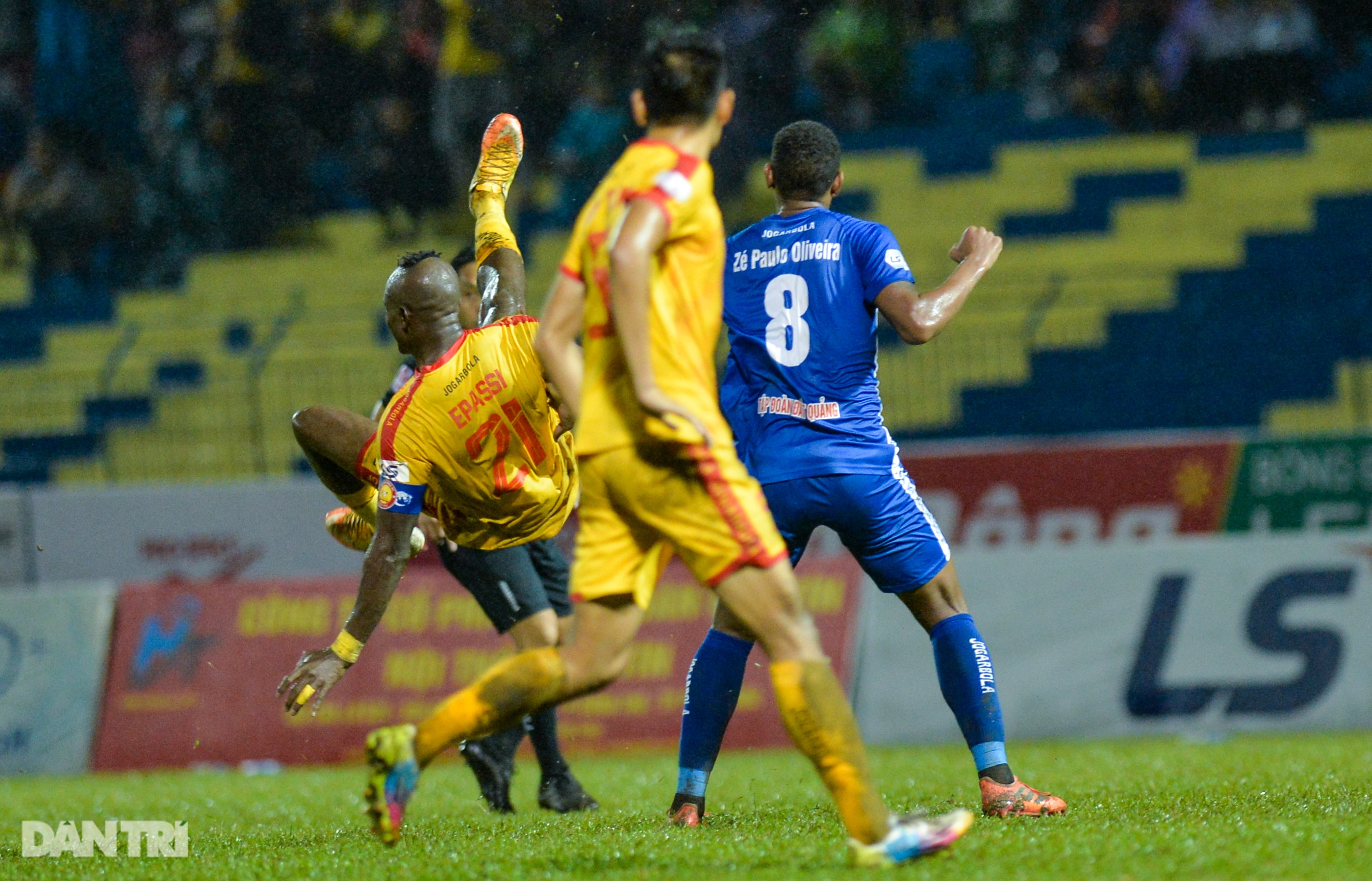 Thanh Hoá 2-1 Quảng Nam: Ngày về không trọn vẹn của HLV Nguyễn Thành Công - 14 Thanh Hoá 2-1 Quảng Nam: Ngày về không trọn vẹn của HLV Nguyễn Thành Công - 14