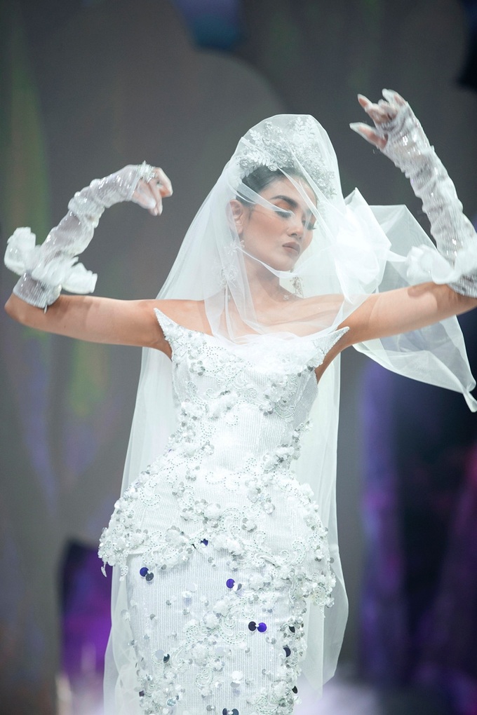 Võ Hoàng Yến catwalk với váy 30 kg - Ảnh 3. Võ Hoàng Yến catwalk với váy 30 kg - Ảnh 3.