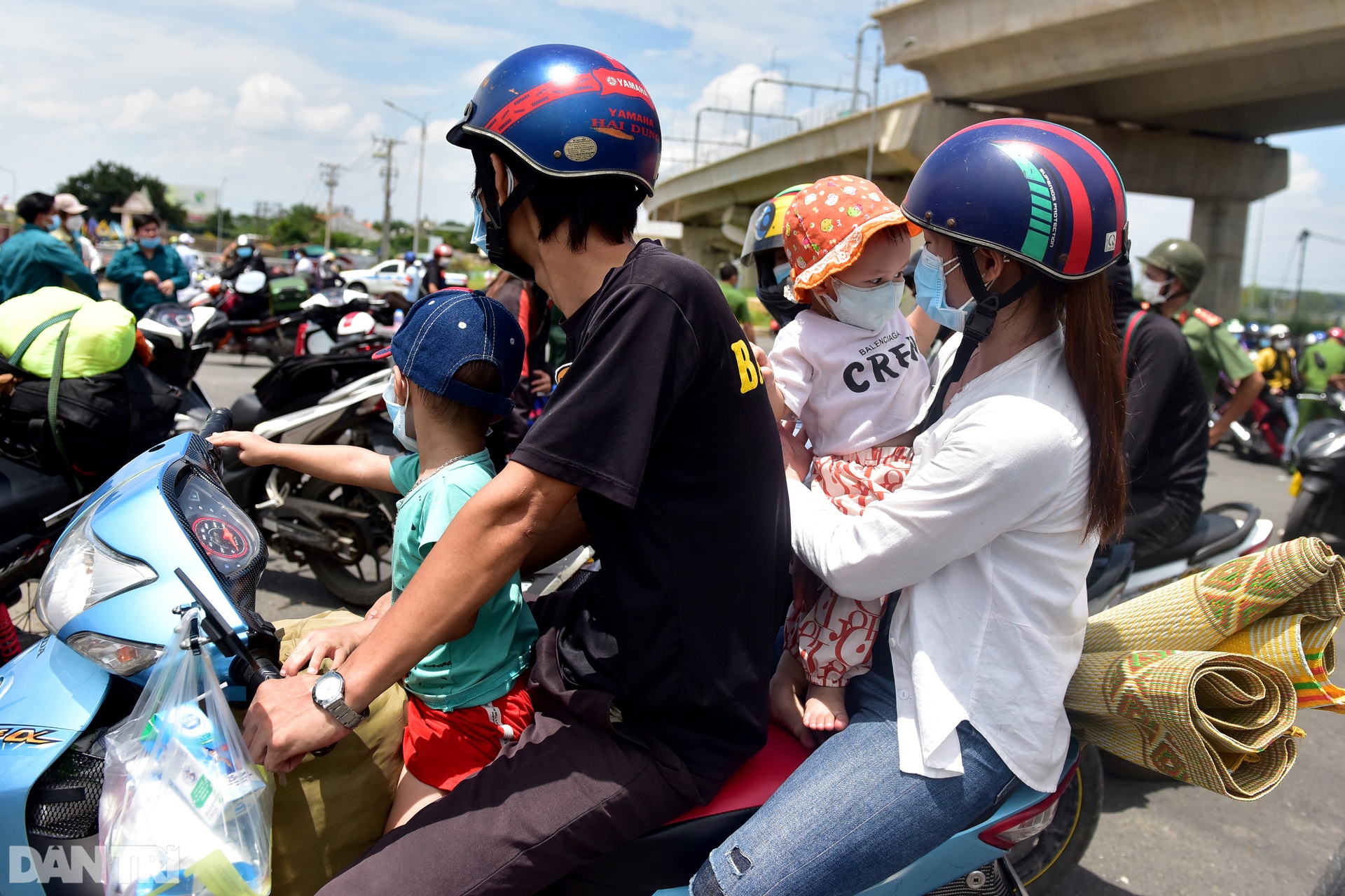 Lực lượng tuần tra dẫn đoàn người ở cửa ngõ định về quê quay trở lại TPHCM - 6 Lực lượng tuần tra dẫn đoàn người ở cửa ngõ định về quê quay trở lại TPHCM - 6