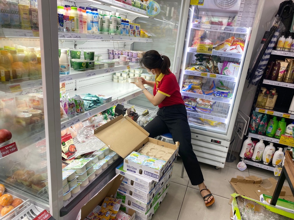 TPHCM: Người dân xếp hàng dài chờ mua thực phẩm, siêu thị không thiếu đồ - 4 TPHCM: Người dân xếp hàng dài chờ mua thực phẩm, siêu thị không thiếu đồ - 4