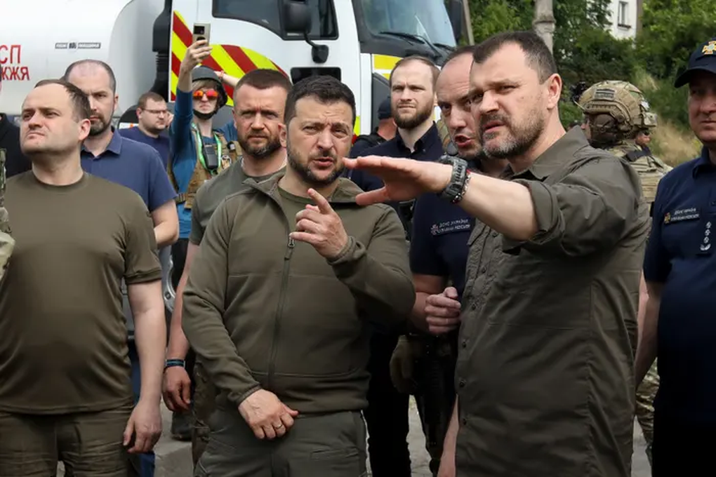 Tổng thống Ukraine đến điểm nóng Kherson - 1 Tổng thống Ukraine đến điểm nóng Kherson - 1