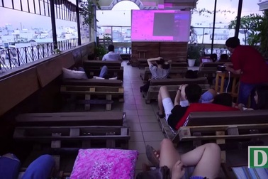 Rạp chiếu phim ngoài trời độc đáo thu hút giới trẻ ở Sài Gòn