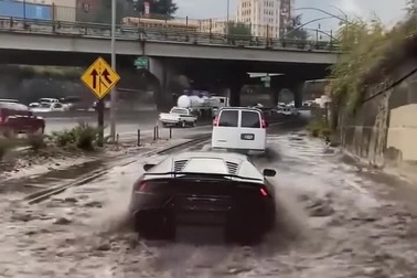 Dùng siêu xe lội nước và cái kết "đắng"