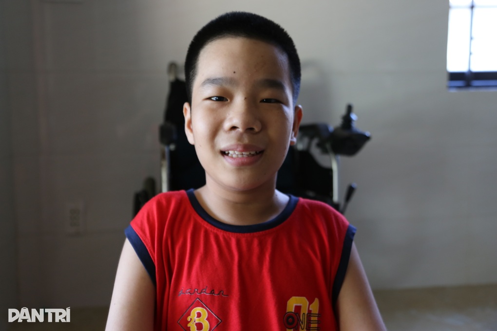 Tiểu Nguyễn Ngọc Ký viết chữ bằng chân, nuôi ước mơ làm bác sĩ - 1 Tiểu Nguyễn Ngọc Ký viết chữ bằng chân, nuôi ước mơ làm bác sĩ - 1