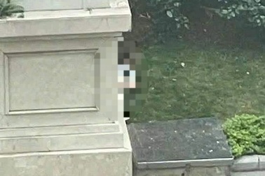 Người đàn ông rơi từ tầng cao chung cư ở Hà Nội xuống đất