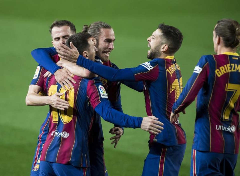 Messi lập siêu phẩm sút phạt, Barcelona soán vị trí của Real Madrid - 13 Messi lập siêu phẩm sút phạt, Barcelona soán vị trí của Real Madrid - 13