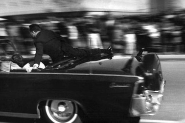 Mật vụ từng nhảy lên xe Kennedy kể chuyện tổng thống bị ám sát 