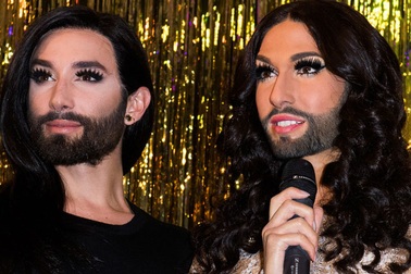 “Người đẹp có râu” tươi rói bên tượng sáp