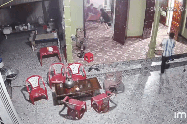 Vụ chồng đâm vợ, đốt nhà hàng xóm: Người vợ tử vong