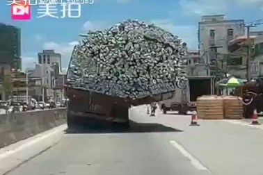 Choáng với chiếc xe chở hàng quá tải nguy hiểm trên đường