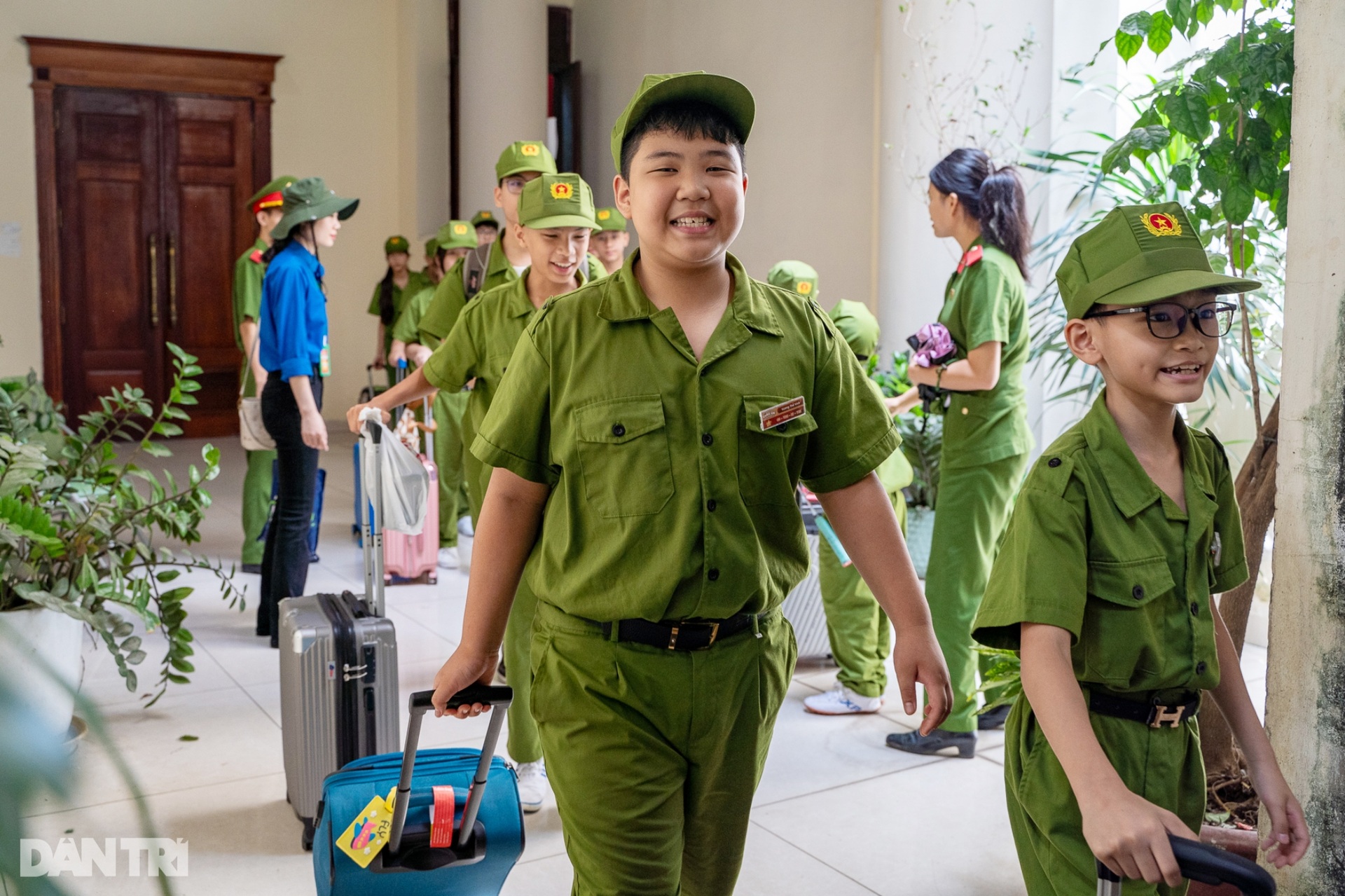 Hàng trăm em nhỏ hào hứng trải nghiệm trại hè làm chiến sĩ Công an nhân dân - 11 Hàng trăm em nhỏ hào hứng trải nghiệm trại hè làm chiến sĩ Công an nhân dân - 11