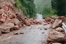 Sạt lở núi chắn ngang đường vào xã biên giới Nghệ An