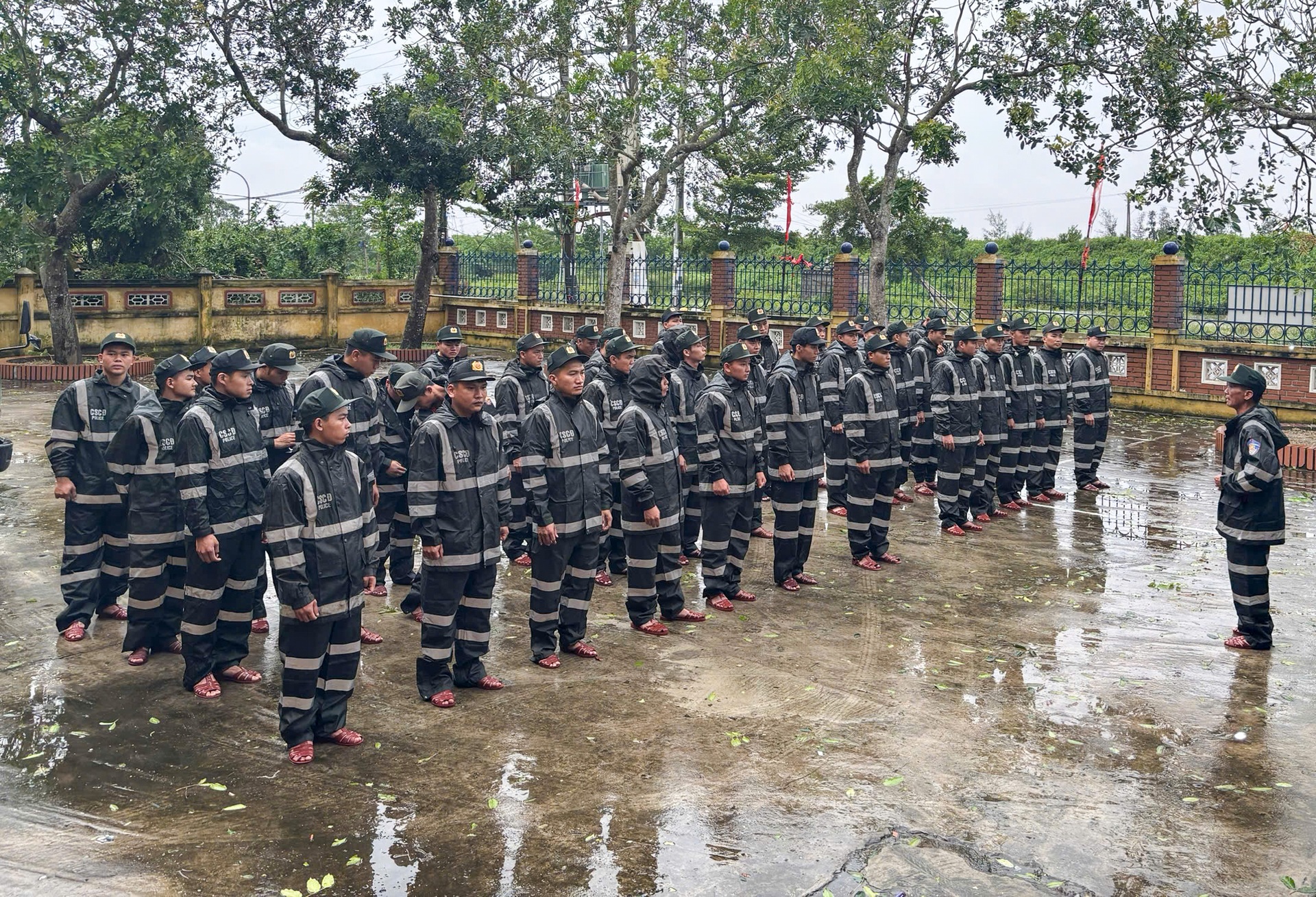 CSCĐ cùng người dân khắc phục hậu quả bão Bualoi - 1 CSCĐ cùng người dân khắc phục hậu quả bão Bualoi - 1