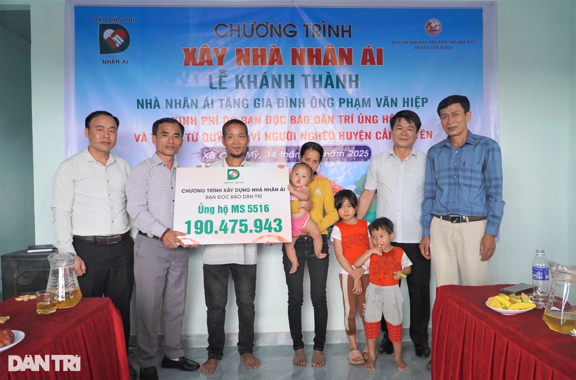 Nhờ tấm lòng bạn đọc Dân trí, vợ chồng khờ cùng 3 con thơ có ngôi nhà mới - 4 Nhờ tấm lòng bạn đọc Dân trí, vợ chồng khờ cùng 3 con thơ có ngôi nhà mới - 4