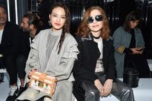 Thư Kỳ nổi bật tại tuần lễ thời trang Paris