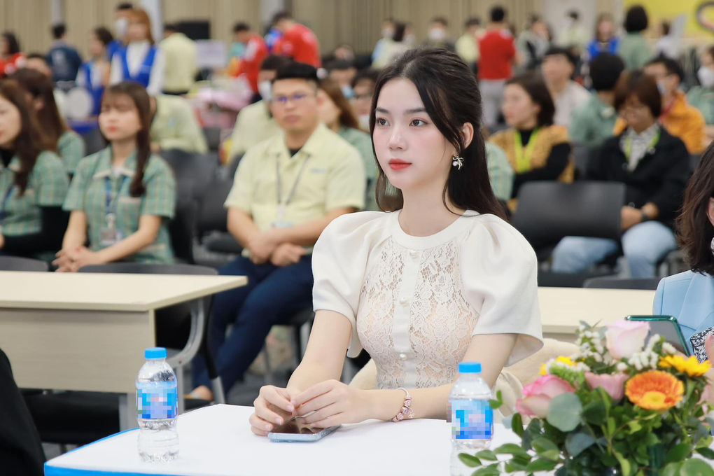 Dàn hoa khôi, á khôi Ngoại thương vừa xinh đẹp vừa đa tài giờ ra sao? - 6 Dàn hoa khôi, á khôi Ngoại thương vừa xinh đẹp vừa đa tài giờ ra sao? - 6