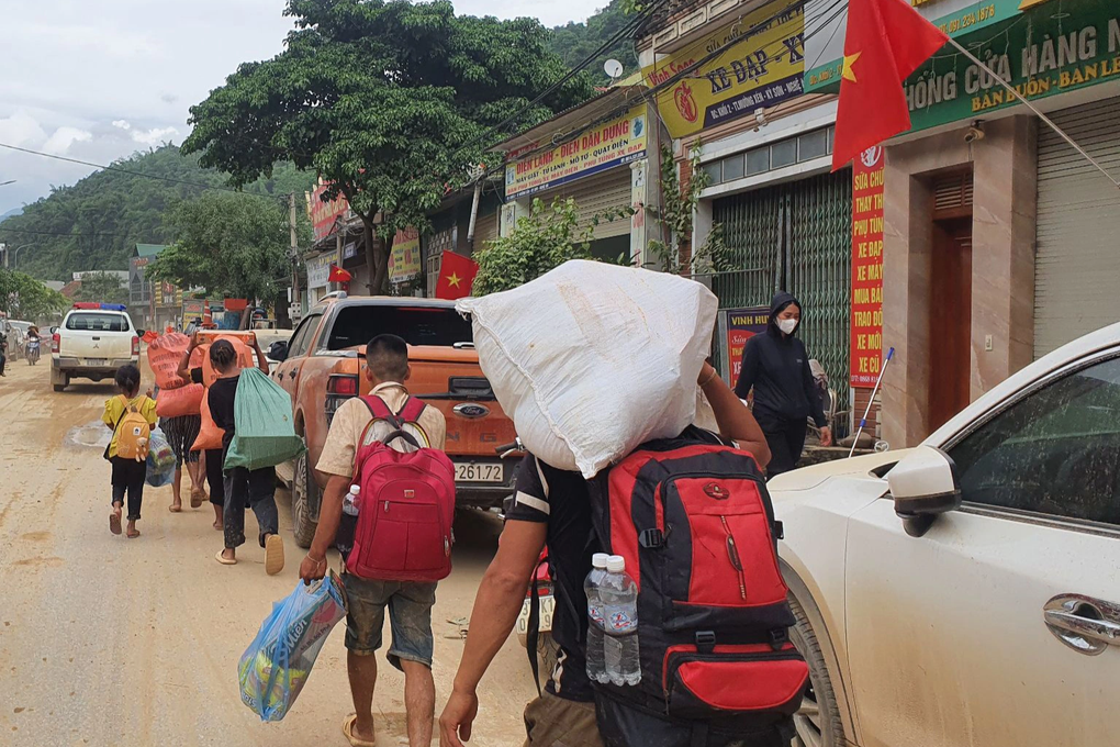 Mặt hàng cứu trợ đặc biệt của chàng trai chưa vợ gửi người dân bị lũ quét - 5 Mặt hàng cứu trợ đặc biệt của chàng trai chưa vợ gửi người dân bị lũ quét - 5