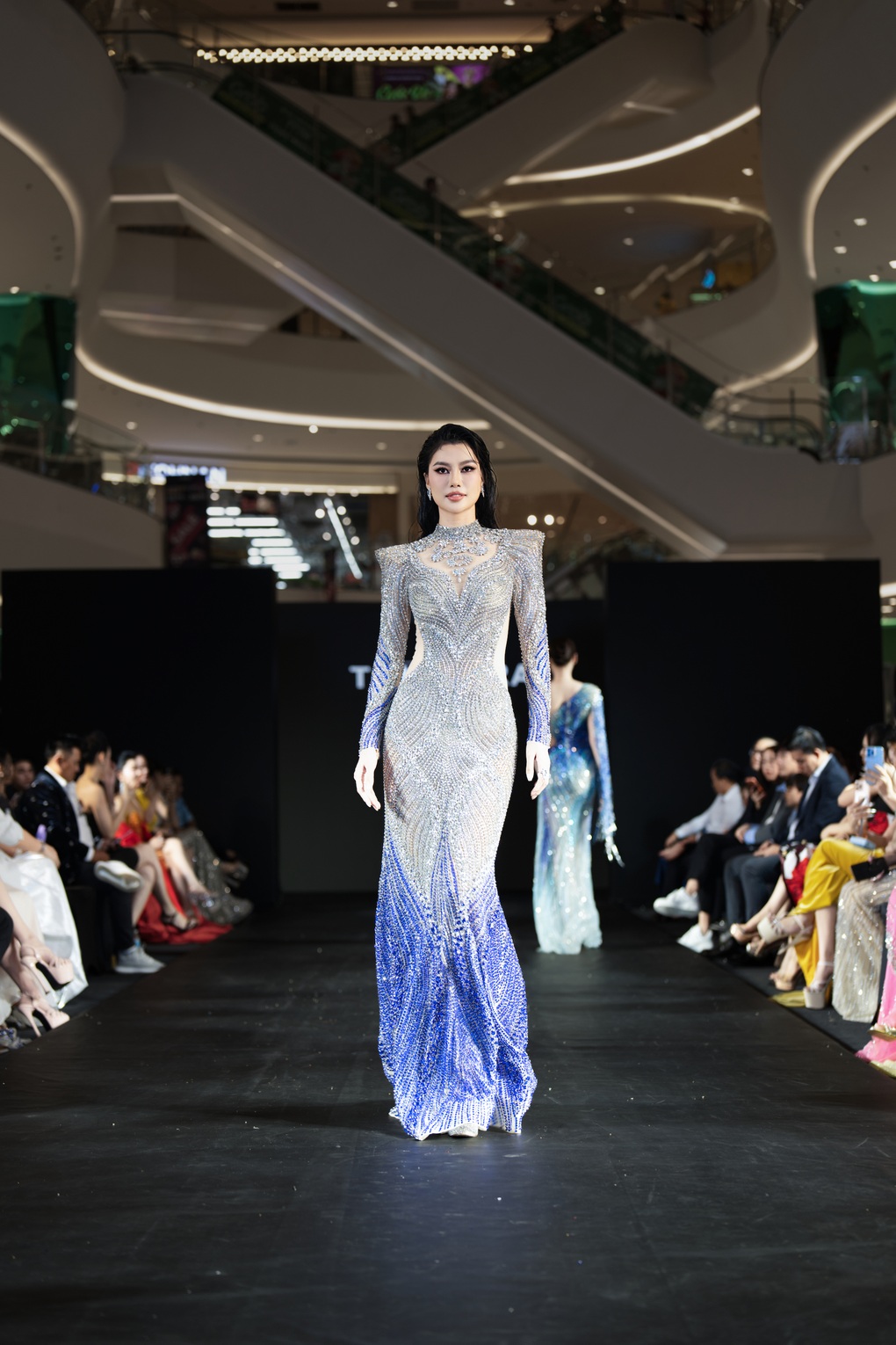 Á hậu Tâm Như trở lại sàn diễn sau lễ cưới với chồng doanh nhân - 3