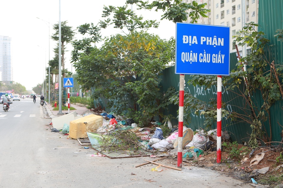 Tuyến đường huyết mạch nối 3 quận nội thành Hà Nội ngập trong rác thải - 9 Tuyến đường huyết mạch nối 3 quận nội thành Hà Nội ngập trong rác thải - 9