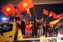 Người dân cả nước xuống đường "đi bão" ăn mừng tuyển Việt Nam vô địch