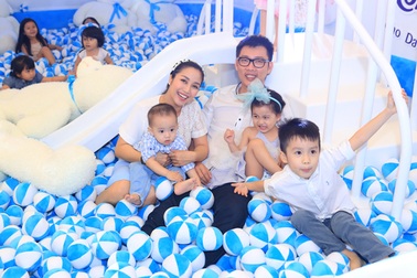 Vợ chồng Ốc Thanh Vân "quậy"  từng bừng bên 3 nhóc tì nghịch ngợm