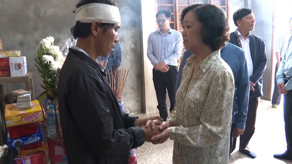 Trưởng Ban Dân vận Trung ương thăm hỏi, tặng quà bà con vùng lũ - 3 Trưởng Ban Dân vận Trung ương thăm hỏi, tặng quà bà con vùng lũ - 3