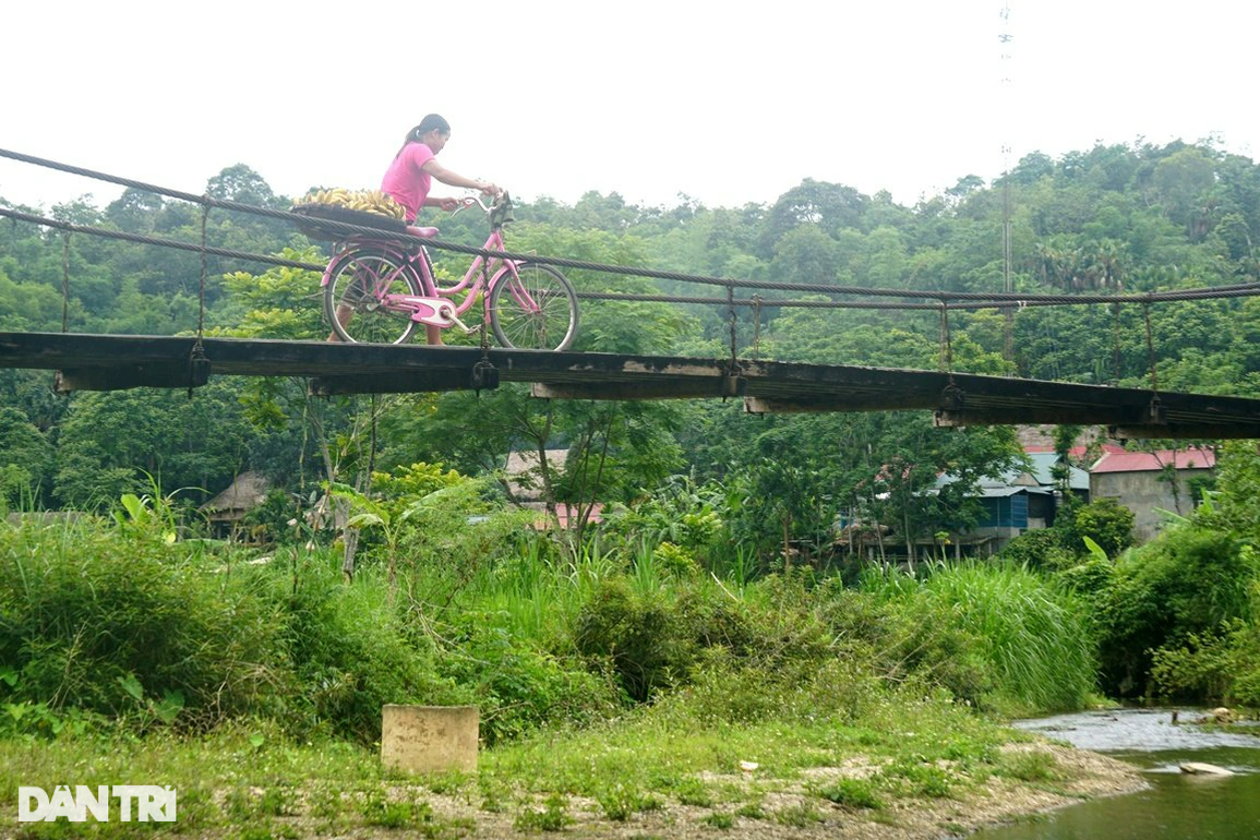 Hàng nghìn người dân, học sinh xã nghèo mong thoát cảnh lũ đến cầu lại trôi - 3 Hàng nghìn người dân, học sinh xã nghèo mong thoát cảnh lũ đến cầu lại trôi - 3