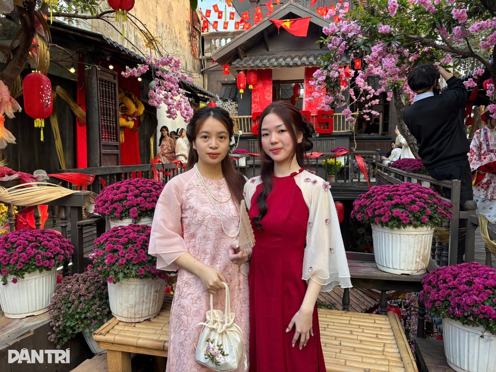 Giới trẻ xếp hàng từ 6h30, chờ 7 tiếng để chụp ảnh ở quán cà phê cổ trang - 6 Giới trẻ xếp hàng từ 6h30, chờ 7 tiếng để chụp ảnh ở quán cà phê cổ trang - 6