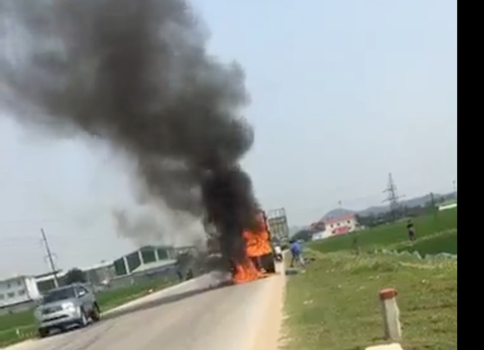 Xe chở bìa các tông bốc cháy trên quốc lộ - 1 Xe chở bìa các tông bốc cháy trên quốc lộ - 1