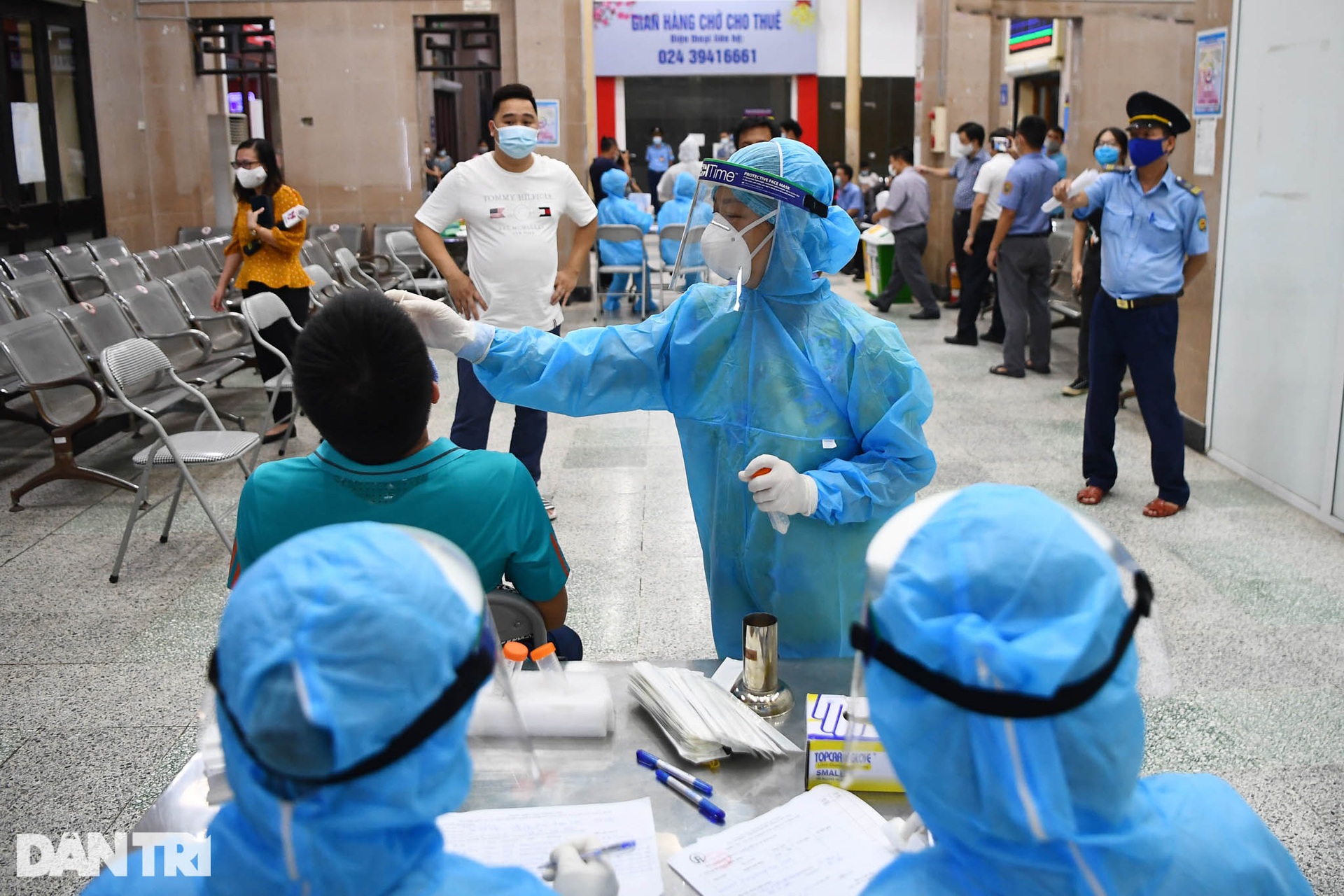 Ga Hà Nội xét nghiệm Covid-19 cho những người có nguy cơ lây nhiễm cao - 10 Ga Hà Nội xét nghiệm Covid-19 cho những người có nguy cơ lây nhiễm cao - 10