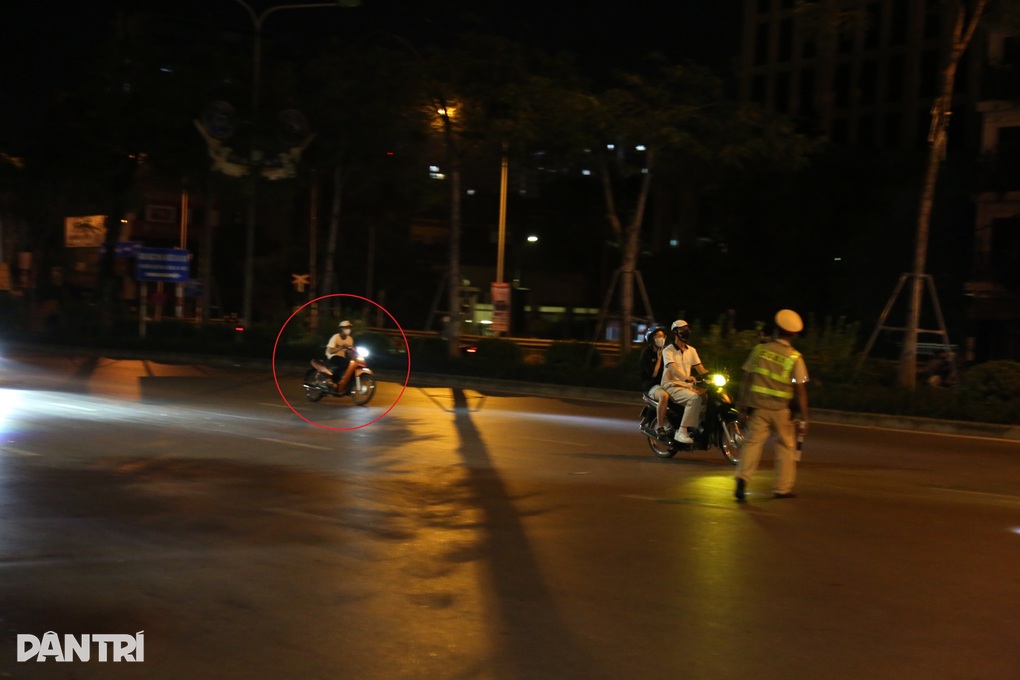 Hà Nội: Công an xử lý nồng độ cồn, người dân đứng xem dài cả trăm mét - 6 Hà Nội: Công an xử lý nồng độ cồn, người dân đứng xem dài cả trăm mét - 6