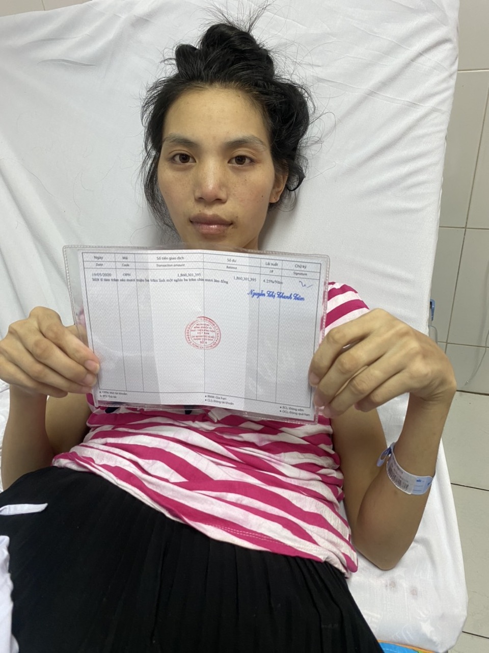 Thai phụ từng nguy kịch tính mạng nghẹn ngào ôm con ngày xuất viện - 5 Thai phụ từng nguy kịch tính mạng nghẹn ngào ôm con ngày xuất viện - 5