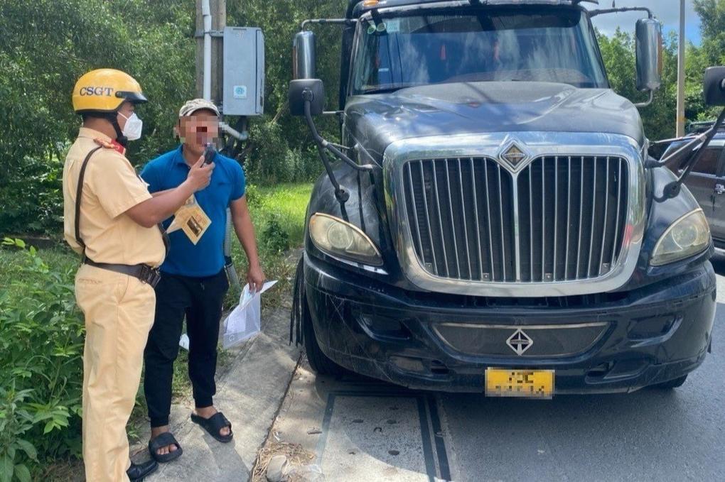 CSGT TPHCM xử phạt hơn nửa tỷ đồng xe vi phạm trong 3 ngày - 1 CSGT TPHCM xử phạt hơn nửa tỷ đồng xe vi phạm trong 3 ngày - 1