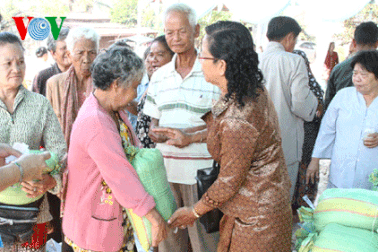 Hội Việt kiều Campuchia hỗ trợ bà con nghèo đón Tết