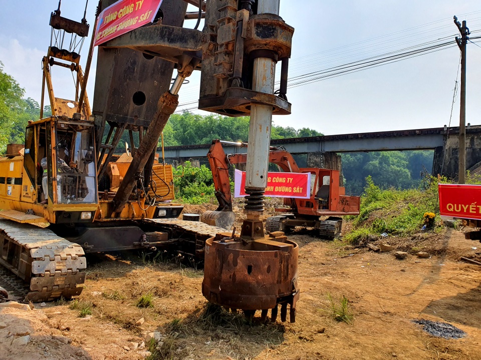 2.jpg Khoi cong du an nang cap cau yeu tren tuyen duong săt Bac Nam