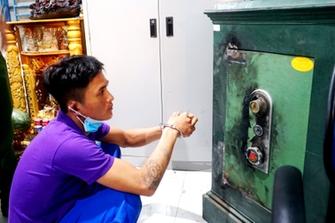 Nửa đêm "nhập nha" phá két sắt trộm gần 200 triệu đồng