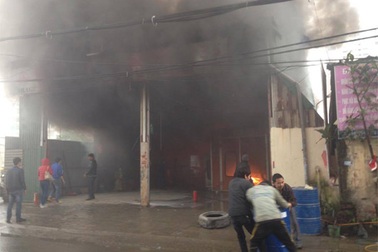 Hà Nội: Cháy gara ô tô, nhiều xe hạng sang “thoát nạn”