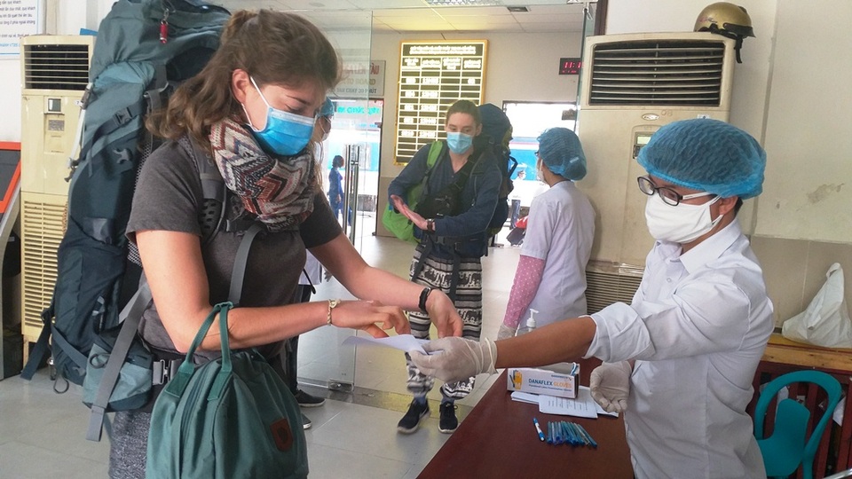 Đà Nẵng: Người dân, du khách chấp hành đeo khẩu trang nơi công cộng - 4 Đà Nẵng: Người dân, du khách chấp hành đeo khẩu trang nơi công cộng - 4
