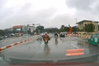 Đèn xanh còn 36 giây bất ngờ chuyển vàng, tài xế "không kịp trở tay"