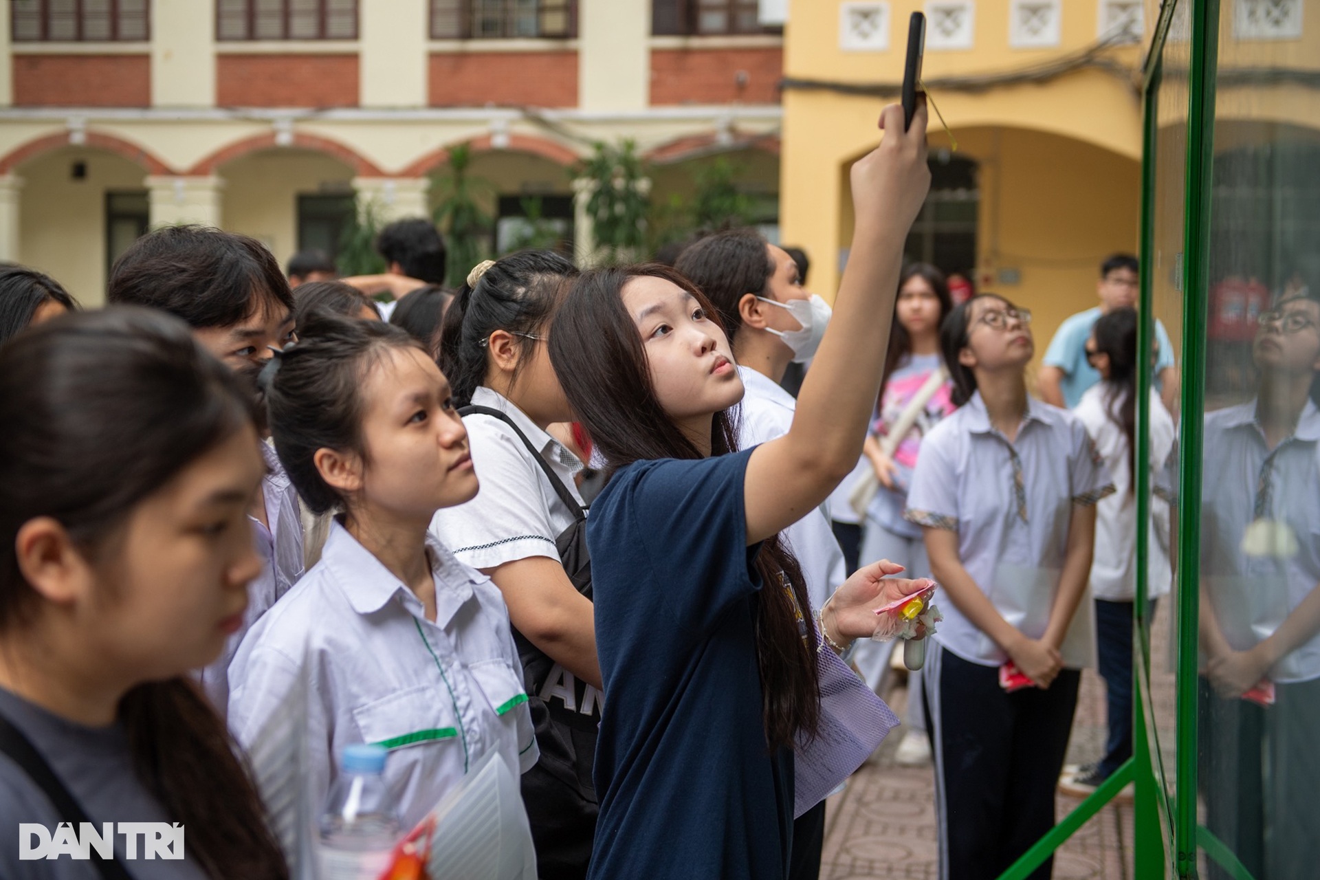 Sĩ tử Hà Nội lo lắng tới mất ngủ, dậy sớm đi làm thủ tục thi lớp 10 - 10 Sĩ tử Hà Nội lo lắng tới mất ngủ, dậy sớm đi làm thủ tục thi lớp 10 - 10
