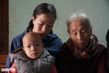 Mẹ khờ, con gái 3 tuổi mắc ung thư, gánh nặng dồn lên vai bà ngoại 70 tuổi