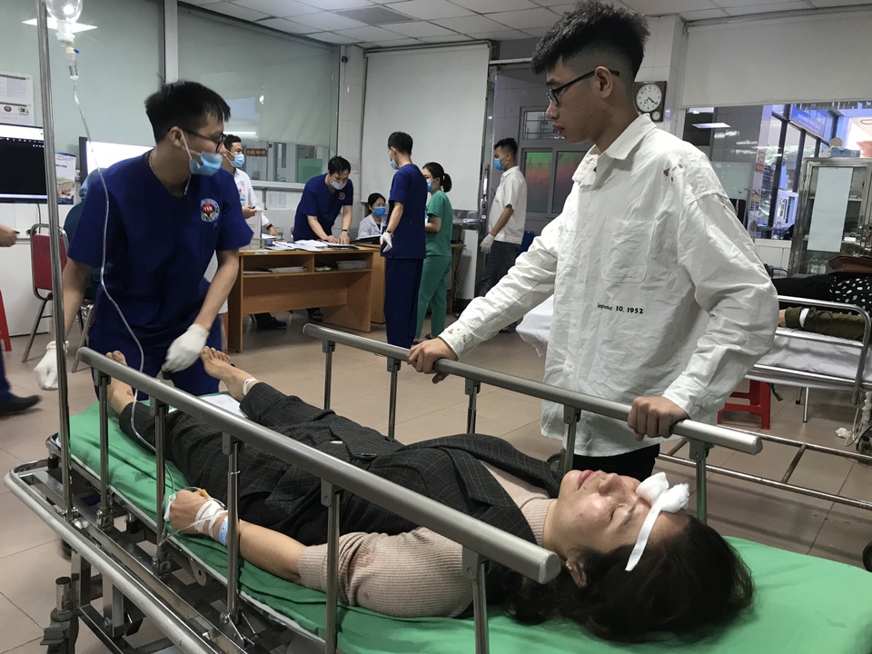 Hiện trường hãi hùng vụ tai nạn làm 1 người chết, 21 người bị thương - 10 Hiện trường hãi hùng vụ tai nạn làm 1 người chết, 21 người bị thương - 10