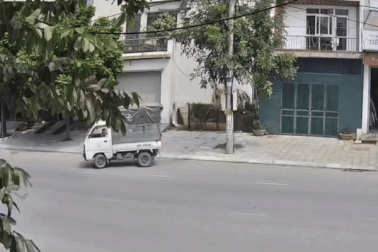 Xe bán tải bẹp rúm vì lao vào xe tải nhỏ đang quay đầu sang đường