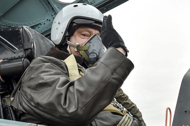 Tổng thống Ukraine bay thử tiêm kích Su-27