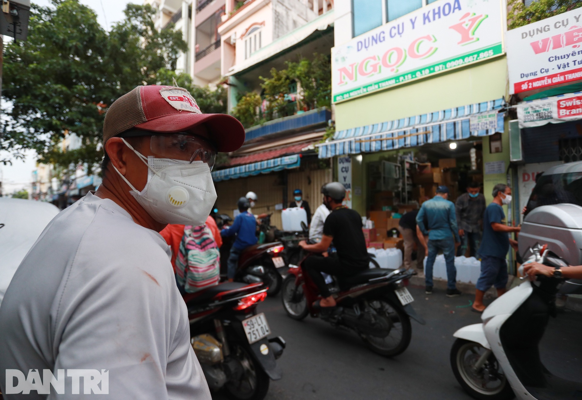 Người dân TPHCM đổ xô đi siêu thị mua hàng sau quy định ai ở đâu ở yên đó - 16 Người dân TPHCM đổ xô đi siêu thị mua hàng sau quy định ai ở đâu ở yên đó - 16