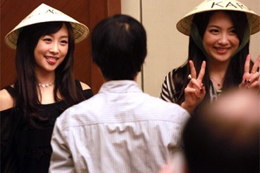 Những khoảnh khắc “hài hước” tại buổi ra mắt chớp nhoáng của “sao” Hàn