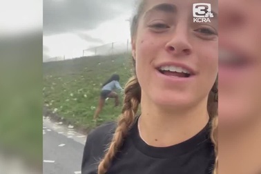 "Mưa" tiền rơi xuống cao tốc Mỹ, người đi đường tranh nhau "hôi của"