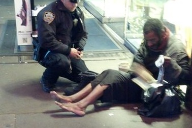 Bức ảnh về tình người cảm động của một cảnh sát New York