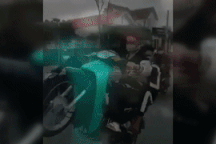 Nhóm thanh thiếu niên bốc đầu xe máy, quay hàng chục clip "câu view"