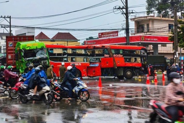 Xe khách va chạm container ở Bình Dương, ít nhất 5 người bị thương